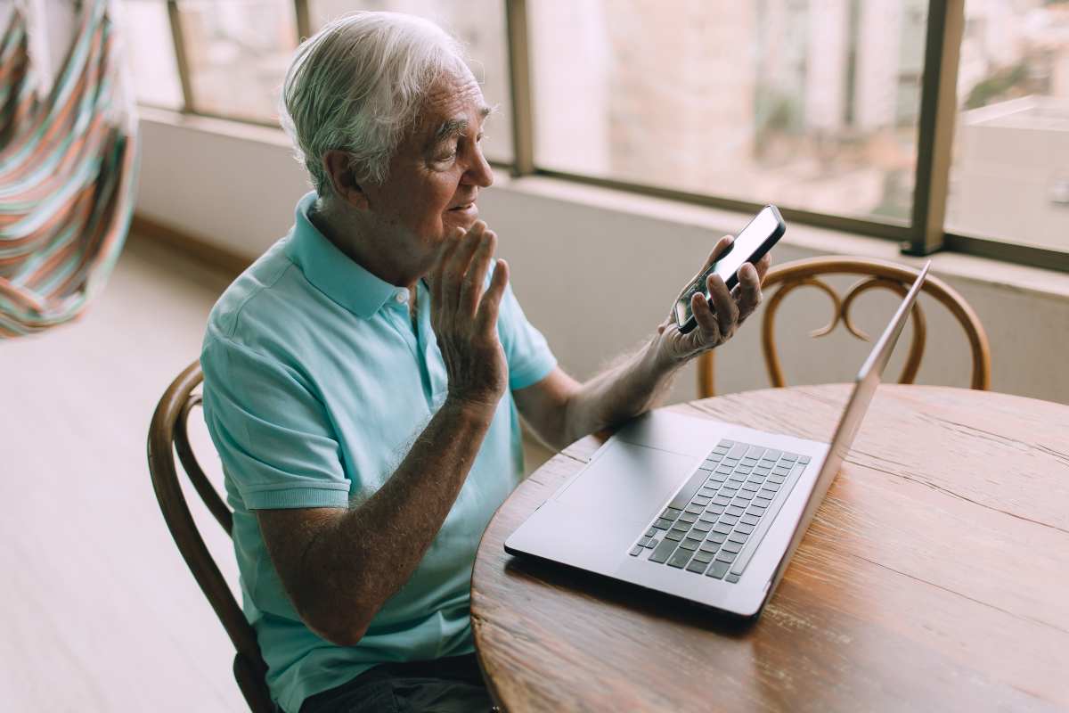Client utilisant un ordinateur portable et un smartphone